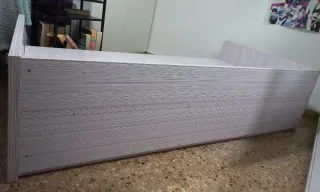 Cama juvenil con escritorio y cajones.