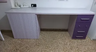 Cama juvenil con escritorio y cajones.