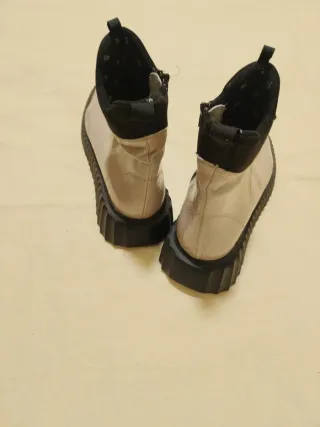 Botines charol beige y negro