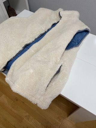 Chaleco reversible denim y forro sherpa