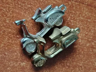 2 Figure Vespa Moto Argento e Oro