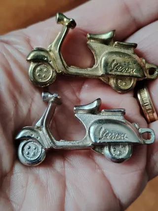 2 Figure Vespa Moto Argento e Oro