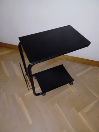 Mesa auxiliar con ruedas