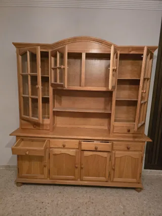 Mueble de madera con vitrina y cajones