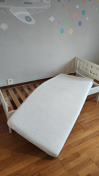 Cama infantil blanca con colchon y sets de cama