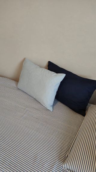 Cama infantil blanca con colchon y sets de cama