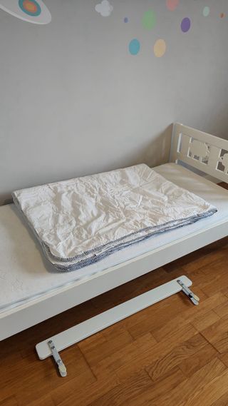 Cama infantil blanca con colchon y sets de cama