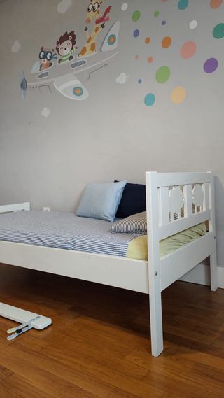 Cama infantil blanca con colchon y sets de cama