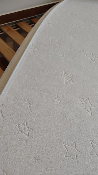 Cama infantil blanca con colchon y sets de cama