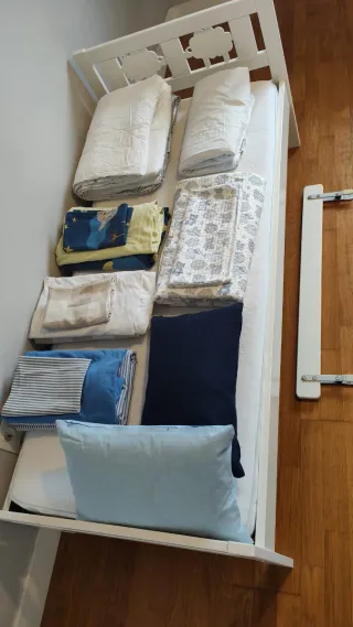 Cama infantil blanca con colchon y sets de cama