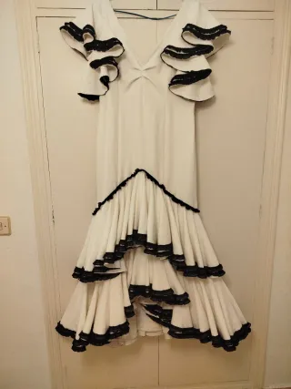 Traje de flamenca blanco y negro talla 44.