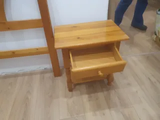 Cabecero 135cm y 2 mesitas pino a juego como nuevo