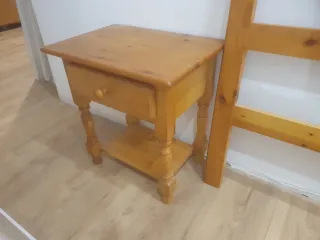 Cabecero 135cm y 2 mesitas pino a juego como nuevo