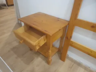 Cabecero 135cm y 2 mesitas pino a juego como nuevo