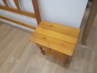 Cabecero 135cm y 2 mesitas pino a juego como nuevo