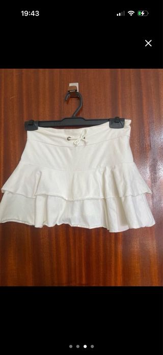 Falda blanca con volantes