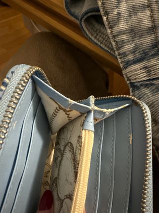 Cartera larga azul con estampado floral