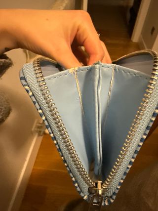 Cartera larga azul con estampado floral