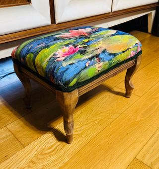 Reposapiés restaurado con estampado de nenúfares