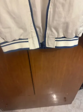 Sudadera Bershka blanca y azul