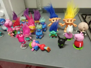 Lote de muñecos trolls y peppa pig
