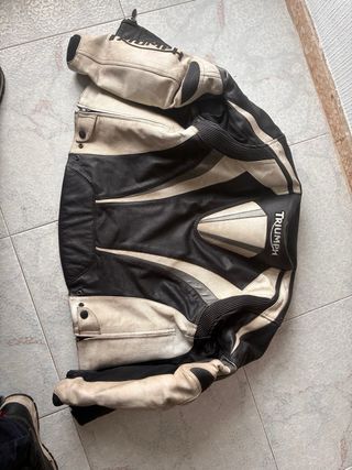 Cazadora de cuero Triumph moto carretera