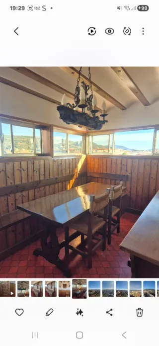 Mesa de roble maciza con sillas y lámpara