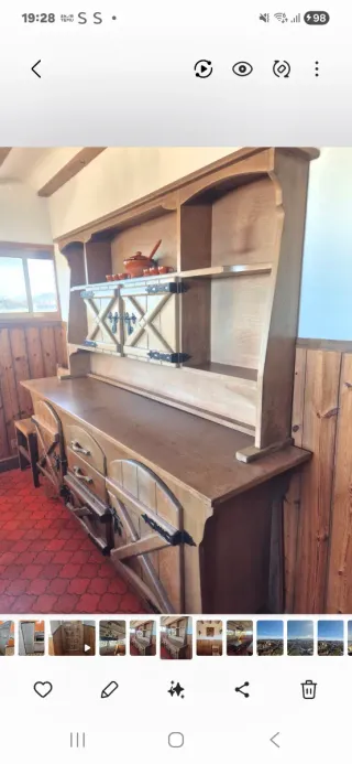 Mesa de roble maciza con sillas y lámpara