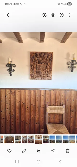 Mesa de roble maciza con sillas y lámpara