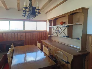 Mesa de roble maciza con sillas y lámpara