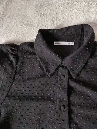 Camisa negra con topitos M