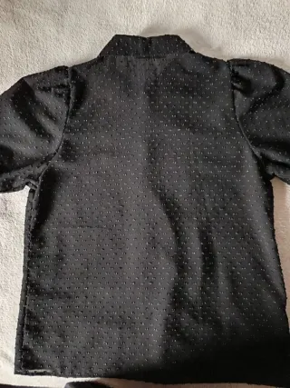 Camisa negra con topitos M
