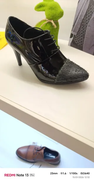 Zapatos de tacón RUPE beige y dorados