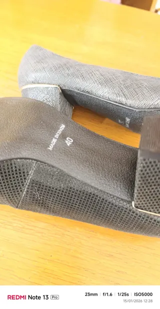 Zapatos de tacón RUPE beige y dorados