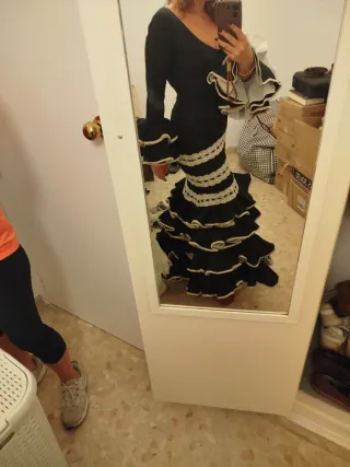 Traje de flamenca negro y beige