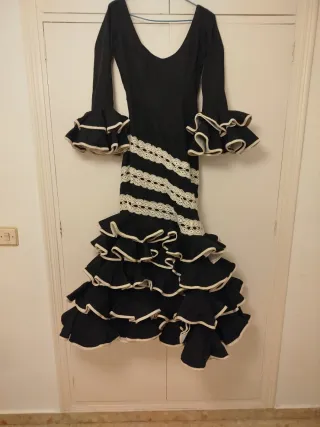 Traje de flamenca negro y beige