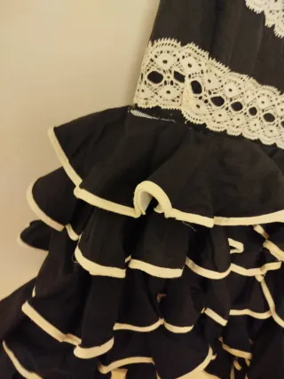 Traje de flamenca negro y beige