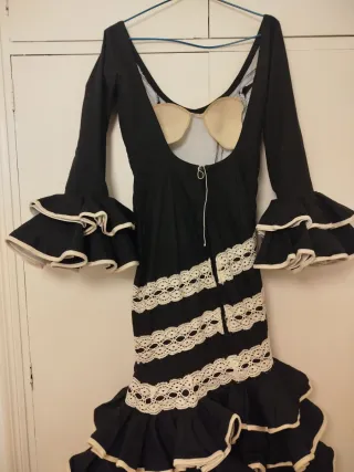 Traje de flamenca negro y beige