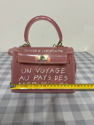 Borsetta trasparente in gomma rosa con scritte