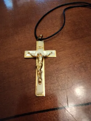 Colgante Cruz Jesús dorado  y Nácar