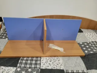 Cama nido de madera, y una estantería. Sin colchon
