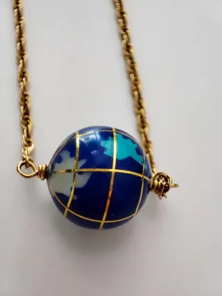 Collares con colgante de esfera y chapados en oro.