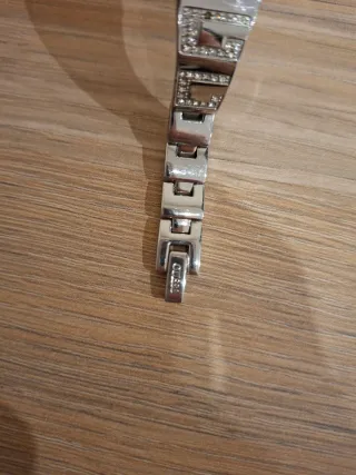 Reloj Guess plateado con pedrería