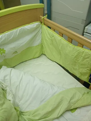 Cuna de bebé con protector y colchón