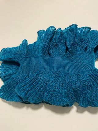 Cuello tejido azul con cierre de botón