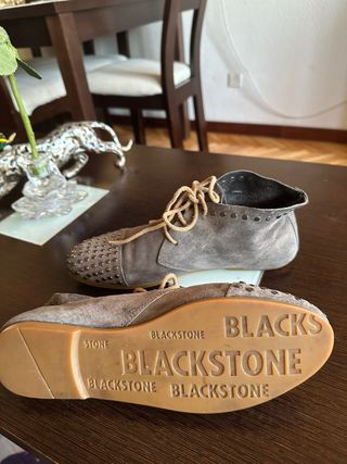 Botines grises con tachas y cordones