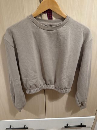 Sudadera corta Pull&Bear beige talla M