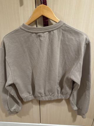 Sudadera corta Pull&Bear beige talla M