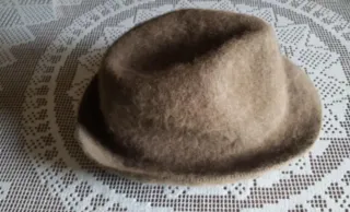 Sombrero de Angora verde oscuro.