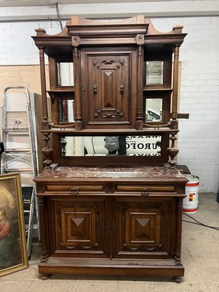 Alacena antigua de madera y mármol